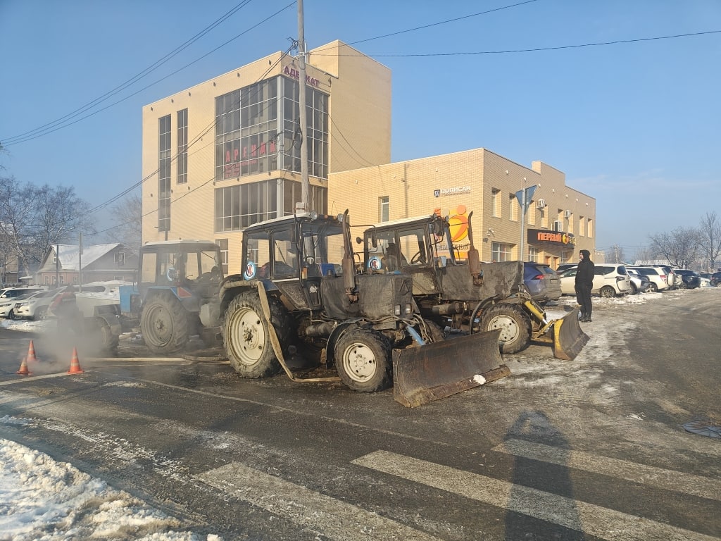 Транспорт у магазина мешает работе коммунальщиков в Южно-Сахалинске