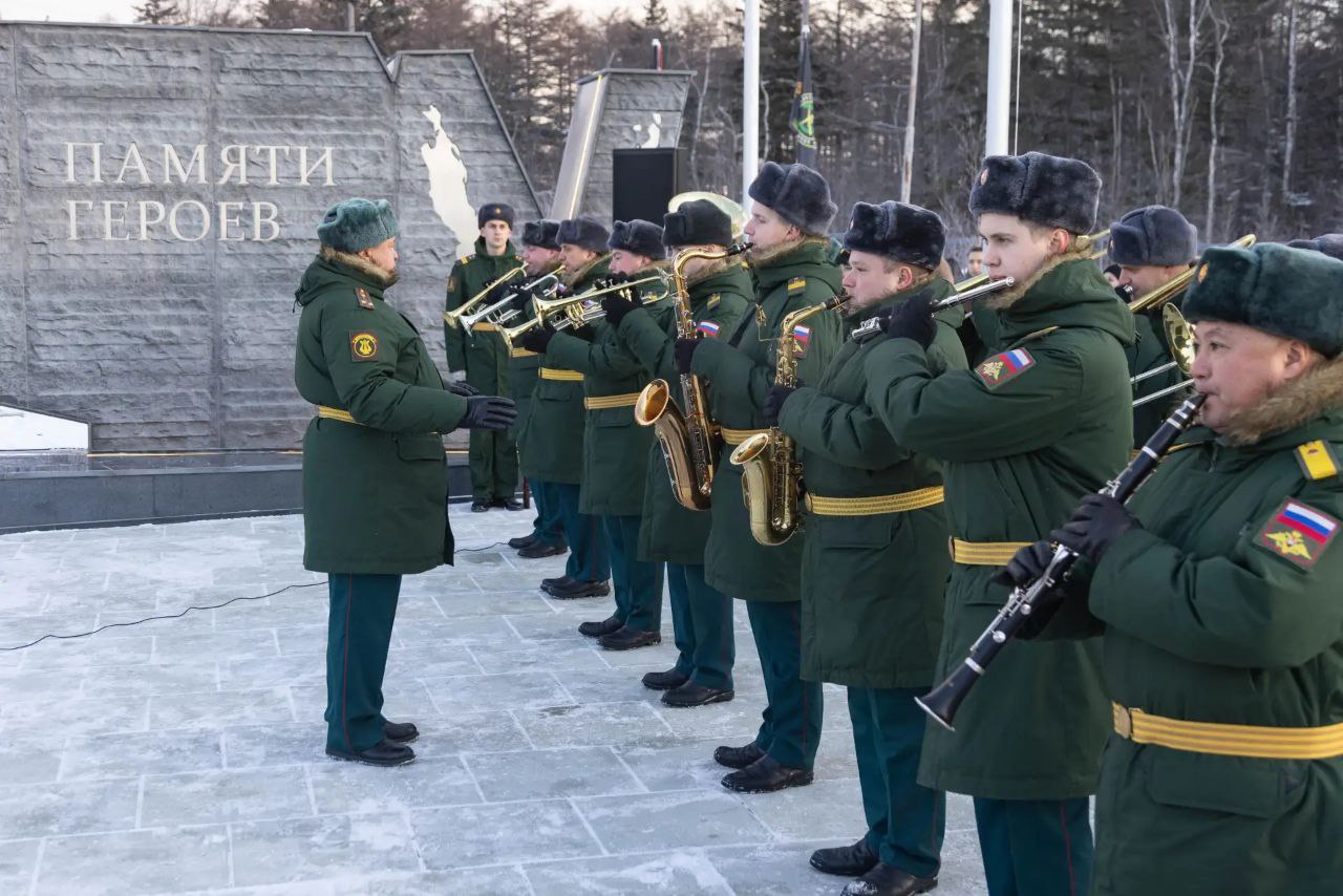 9 декабря, в День Героев Отечества, Сахалинская область вместе со всей страной почтила память павших воинов и воздала почести защитникам, которые сегодня отстаивают независимость России 9 декабря, в День Героев Отечества, Сахалинская область вместе со всей страной почтила память павших воинов и воздала почести защитникам, которые сегодня отстаивают независимость России