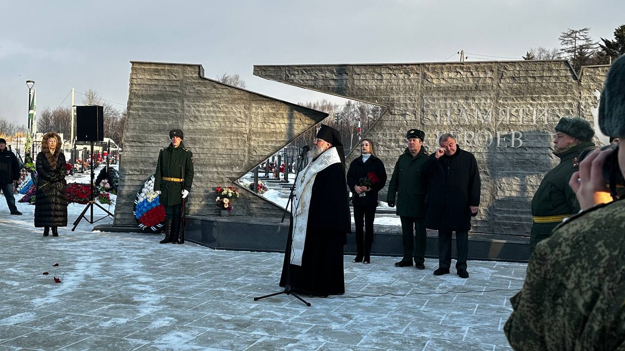 День Героев Отечества. Начальник УМВД России по Сахалинской области полковник полиции Владимир Арбузов и личный состав сахалинской полиции приняли участие в мероприятиях, посвященных Дню Героев Отечества День Героев Отечества. Начальник УМВД России по Сахалинской области полковник полиции Владимир Арбузов и личный состав сахалинской полиции приняли участие в мероприятиях, посвященных Дню Героев Отечества