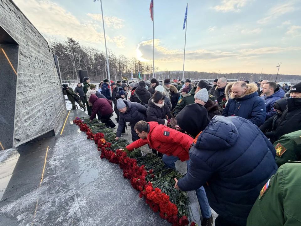 9 декабря, в День Героев Отечества, Сахалинская область вместе со всей страной почтила память павших воинов и воздала почести защитникам, которые сегодня отстаивают независимость России