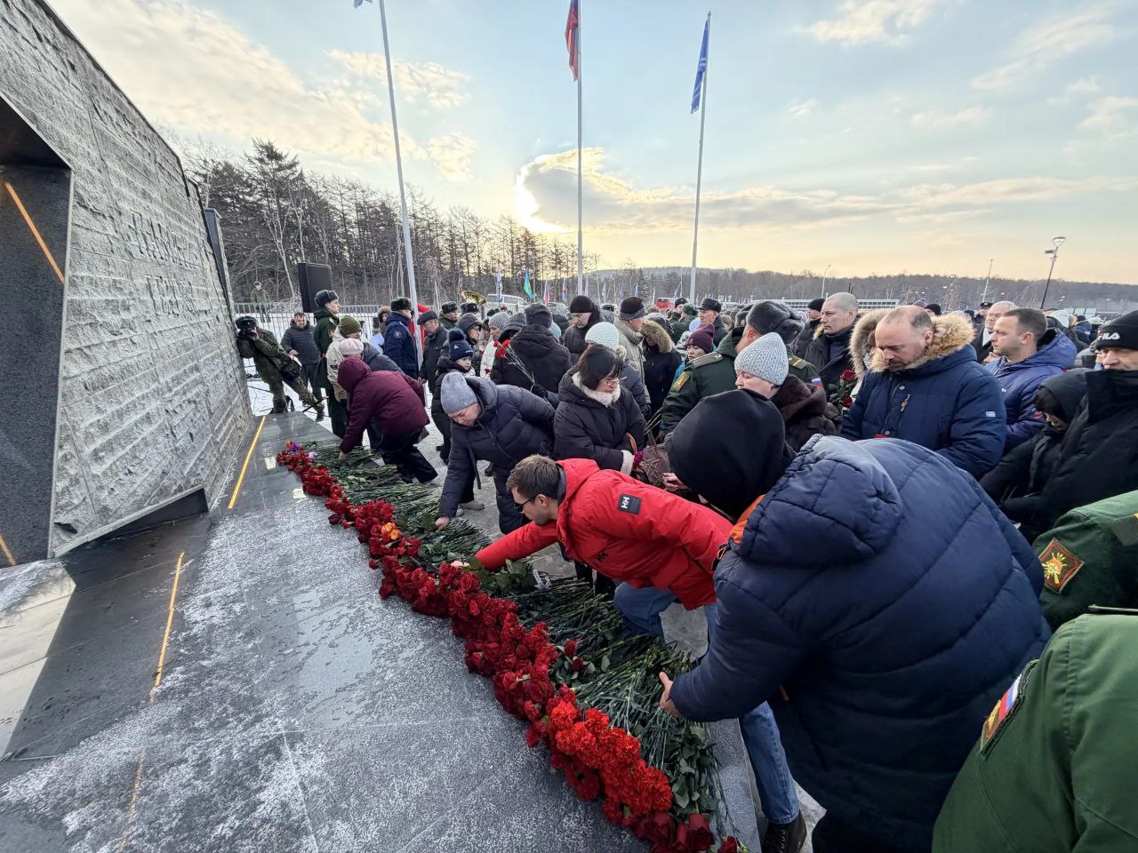 9 декабря, в День Героев Отечества, Сахалинская область вместе со всей страной почтила память павших воинов и воздала почести защитникам, которые сегодня отстаивают независимость России