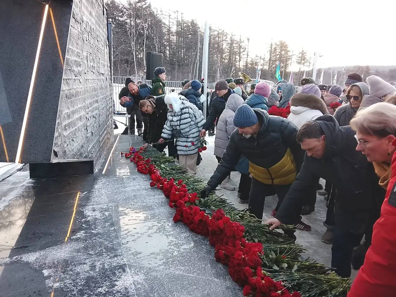 Память павших в зоне СВО почтили в Южно-Сахалинске в День героев Отечества Память павших в зоне СВО почтили в Южно-Сахалинске в День героев Отечества