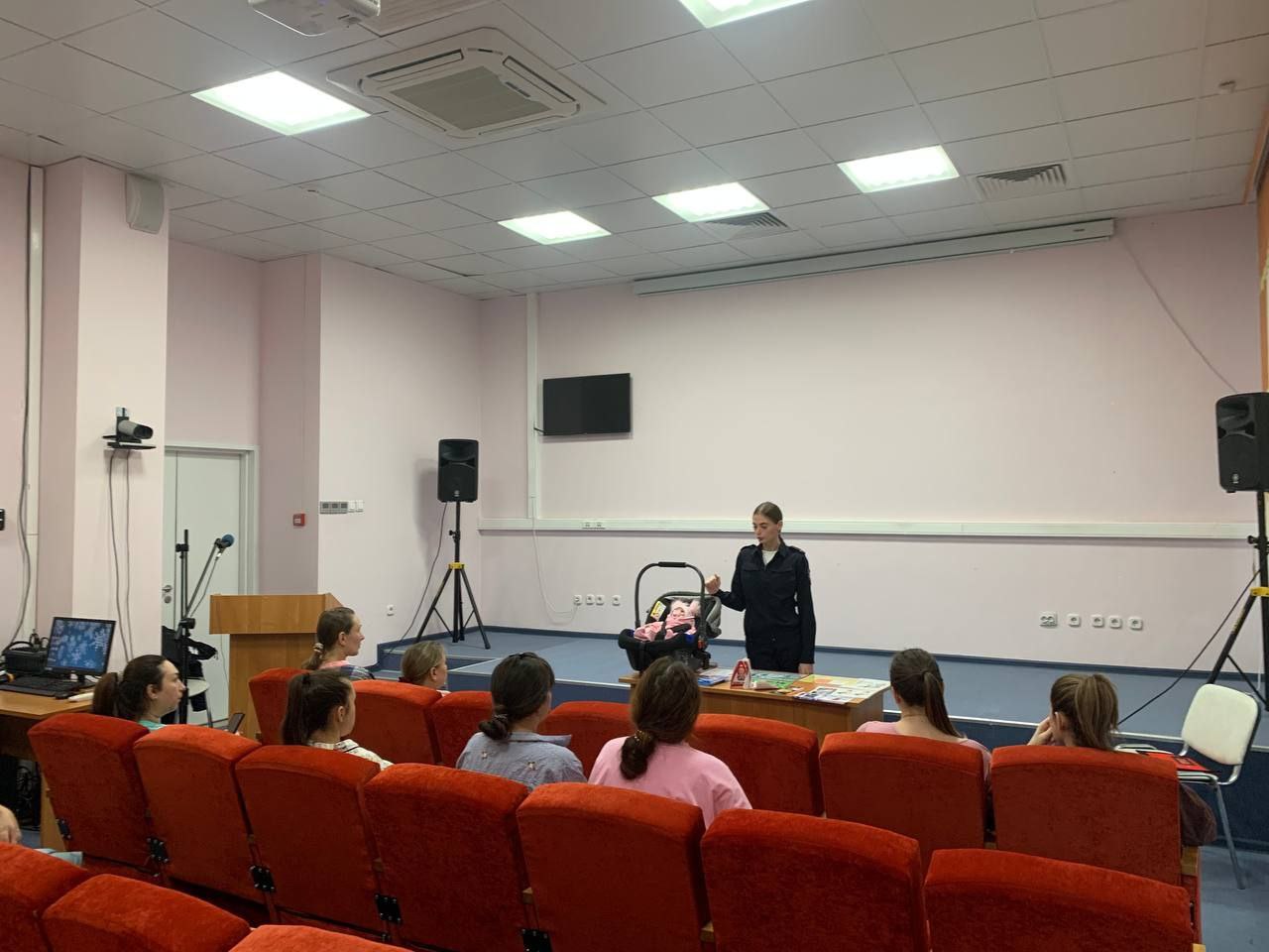 Безопасность с рождения. Сотрудники управления Госавтоинспекции провели заключительный тренинг в областном перинатальном центре, завершив цикл встреч, посвящённых безопасности самых маленьких пассажиров Безопасность с рождения. Сотрудники управления Госавтоинспекции провели заключительный тренинг в областном перинатальном центре, завершив цикл встреч, посвящённых безопасности самых маленьких пассажиров