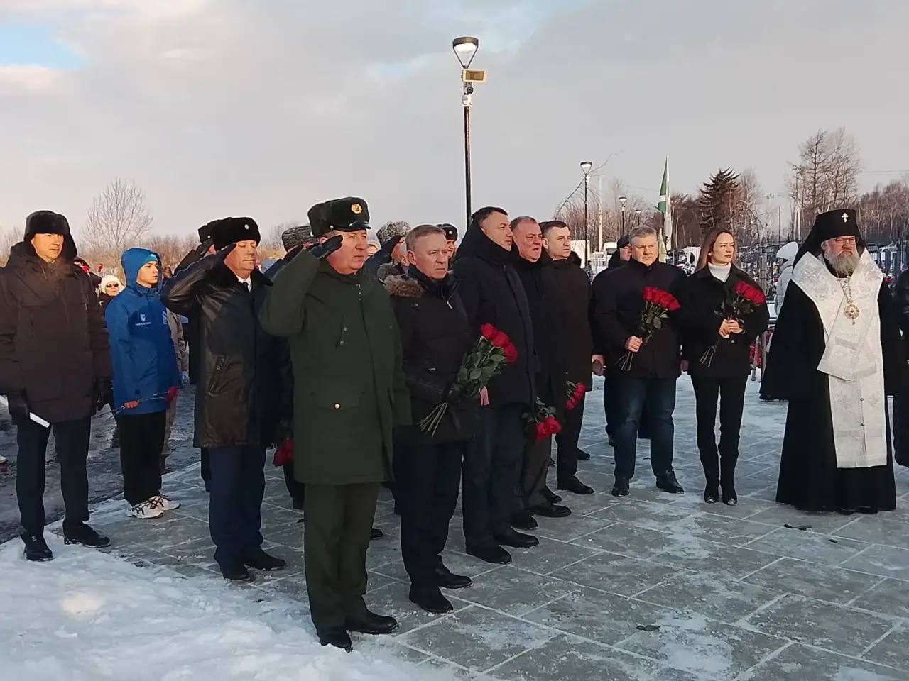 Память павших в зоне СВО почтили в Южно-Сахалинске в День героев Отечества Память павших в зоне СВО почтили в Южно-Сахалинске в День героев Отечества