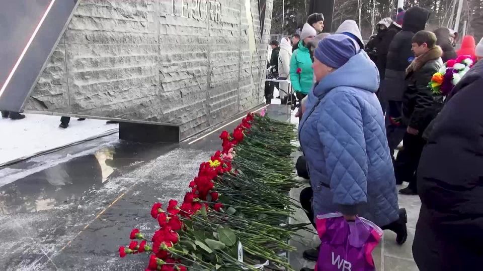 Сергей Надсадин: Сегодня, в День Героев Отечества, вместе с коллегами, семьями погибших воинов и южносахалинцами возложили цветы к мемориалу героям специальной военной операции в Христофоровке и почтили их память минутой...