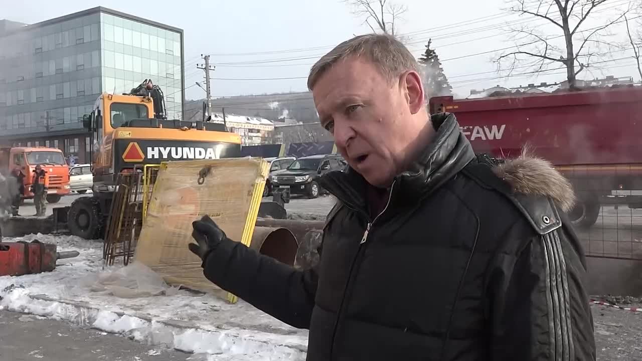 Сергей Надсадин: Выехал на место аварии в районе ул. Детской. Вчера «Сахалинская коммунальная компания» заменила здесь часть трубопровода, ночью тепло запустили, но случился новый порыв на соседнем участке