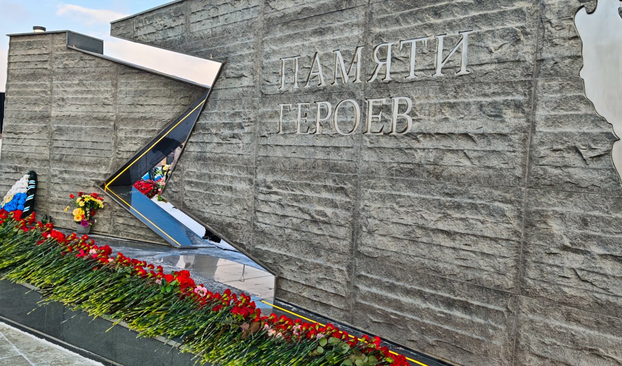 Руководитель следственного управления СК России по Сахалинской области Б.Б. Базаров принял участие в мероприятиях, посвященных Дню Героев Отечества Руководитель следственного управления СК России по Сахалинской области Б.Б. Базаров принял участие в мероприятиях, посвященных Дню Героев Отечества