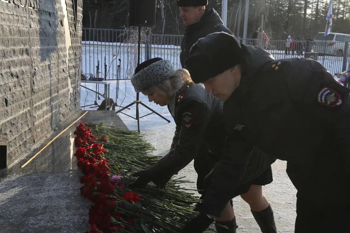 День Героев Отечества. Начальник УМВД России по Сахалинской области полковник полиции Владимир Арбузов и личный состав сахалинской полиции приняли участие в мероприятиях, посвященных Дню Героев Отечества День Героев Отечества. Начальник УМВД России по Сахалинской области полковник полиции Владимир Арбузов и личный состав сахалинской полиции приняли участие в мероприятиях, посвященных Дню Героев Отечества