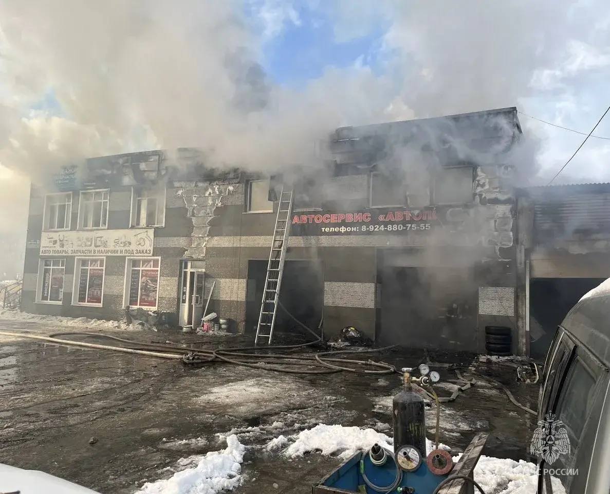 Огнеборцы тушат здание автосервиса в Троицком Огнеборцы тушат здание автосервиса в Троицком
