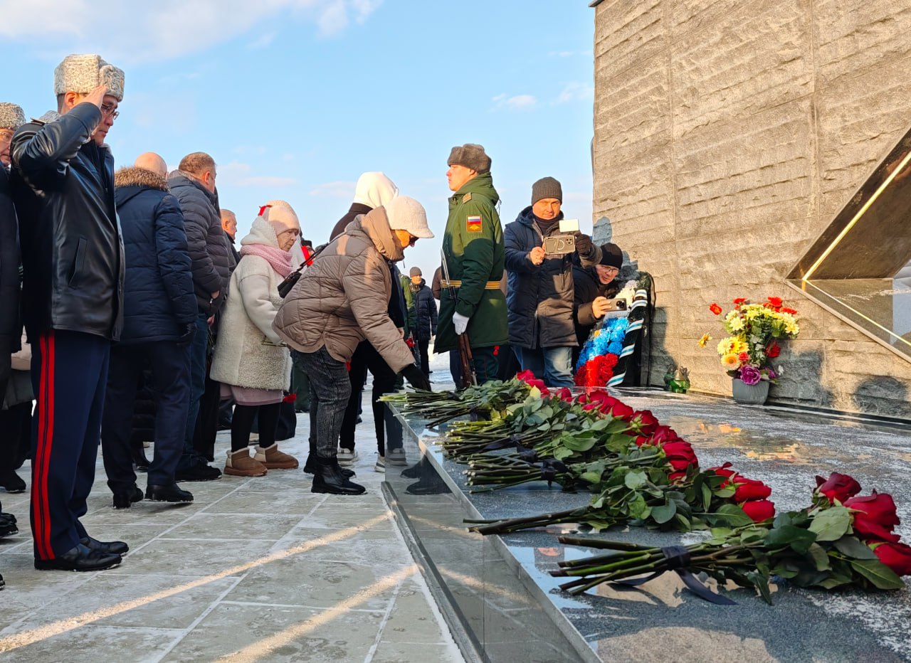 Руководитель следственного управления СК России по Сахалинской области Б.Б. Базаров принял участие в мероприятиях, посвященных Дню Героев Отечества Руководитель следственного управления СК России по Сахалинской области Б.Б. Базаров принял участие в мероприятиях, посвященных Дню Героев Отечества