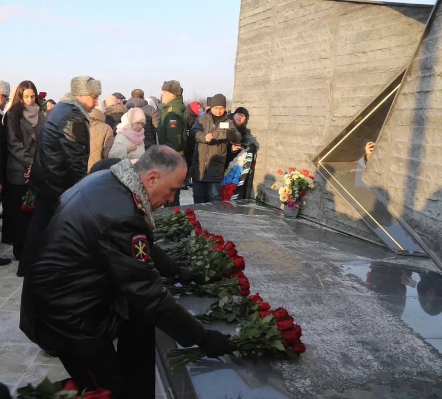 День Героев Отечества. Начальник УМВД России по Сахалинской области полковник полиции Владимир Арбузов и личный состав сахалинской полиции приняли участие в мероприятиях, посвященных Дню Героев Отечества День Героев Отечества. Начальник УМВД России по Сахалинской области полковник полиции Владимир Арбузов и личный состав сахалинской полиции приняли участие в мероприятиях, посвященных Дню Героев Отечества