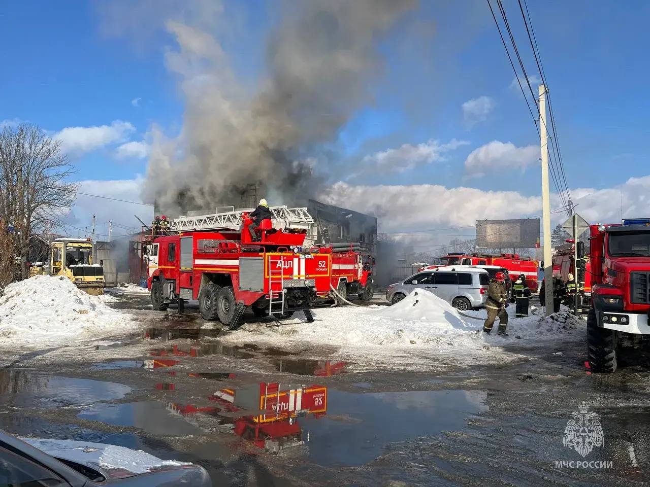 Огнеборцы тушат здание автосервиса в Троицком Огнеборцы тушат здание автосервиса в Троицком