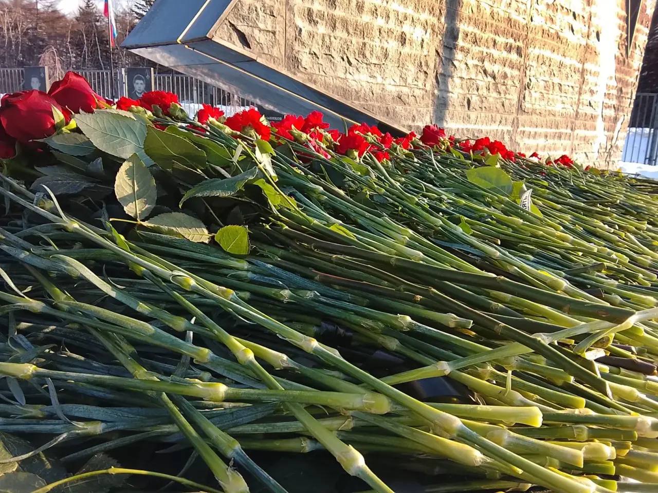 Память павших в зоне СВО почтили в Южно-Сахалинске в День героев Отечества Память павших в зоне СВО почтили в Южно-Сахалинске в День героев Отечества