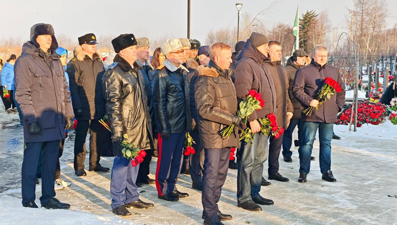 День Героев Отечества. Начальник УМВД России по Сахалинской области полковник полиции Владимир Арбузов и личный состав сахалинской полиции приняли участие в мероприятиях, посвященных Дню Героев Отечества День Героев Отечества. Начальник УМВД России по Сахалинской области полковник полиции Владимир Арбузов и личный состав сахалинской полиции приняли участие в мероприятиях, посвященных Дню Героев Отечества