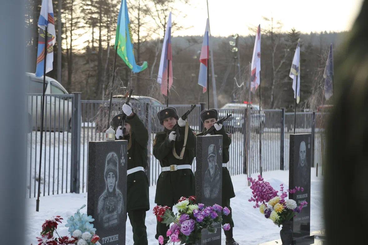 День Героев Отечества. Начальник УМВД России по Сахалинской области полковник полиции Владимир Арбузов и личный состав сахалинской полиции приняли участие в мероприятиях, посвященных Дню Героев Отечества День Героев Отечества. Начальник УМВД России по Сахалинской области полковник полиции Владимир Арбузов и личный состав сахалинской полиции приняли участие в мероприятиях, посвященных Дню Героев Отечества