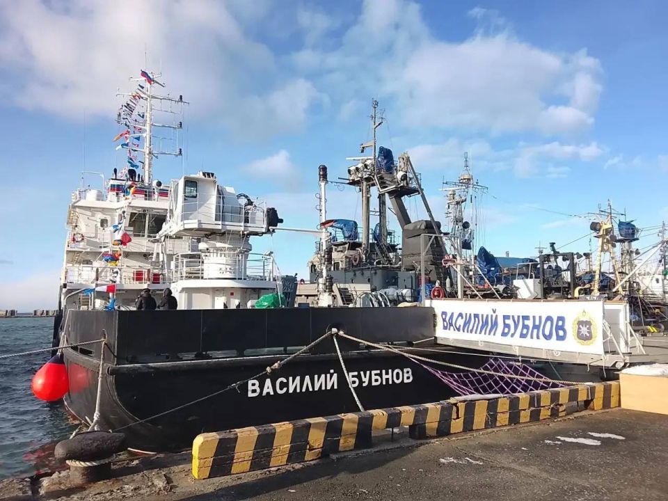 Андреевский флаг на новом малом гидрографическом судне "Василий Бубнов" подняли в порту Корсакова