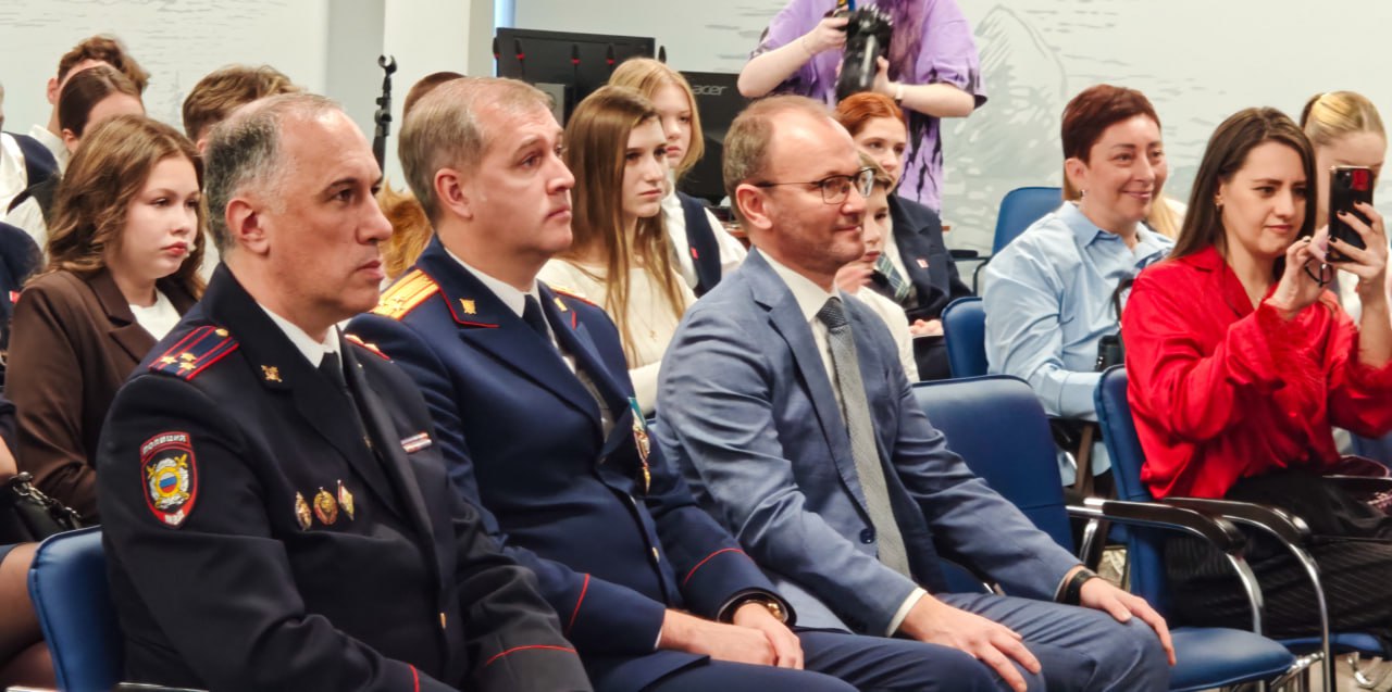 В преддверии Дня Конституции Российской Федерации заместитель руководителя следственного управления СК России по Сахалинской области М.А. Беган принял участие в торжественной церемонии вручения паспортов молодым гражданам... В преддверии Дня Конституции Российской Федерации заместитель руководителя следственного управления СК России по Сахалинской области М.А. Беган принял участие в торжественной церемонии вручения паспортов молодым гражданам...