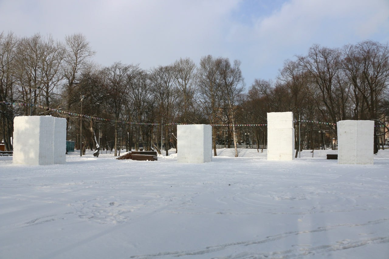 Ледово-снежный космический городок начали строить в городском парке Южно-Сахалинска