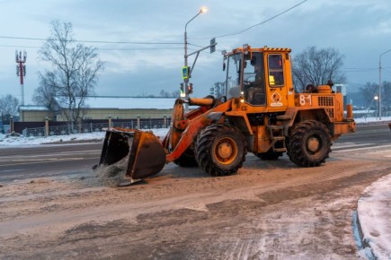 И вручную, и с помощью техники: мастера завода им. Федотова рассказали о нюансах работы зимой
