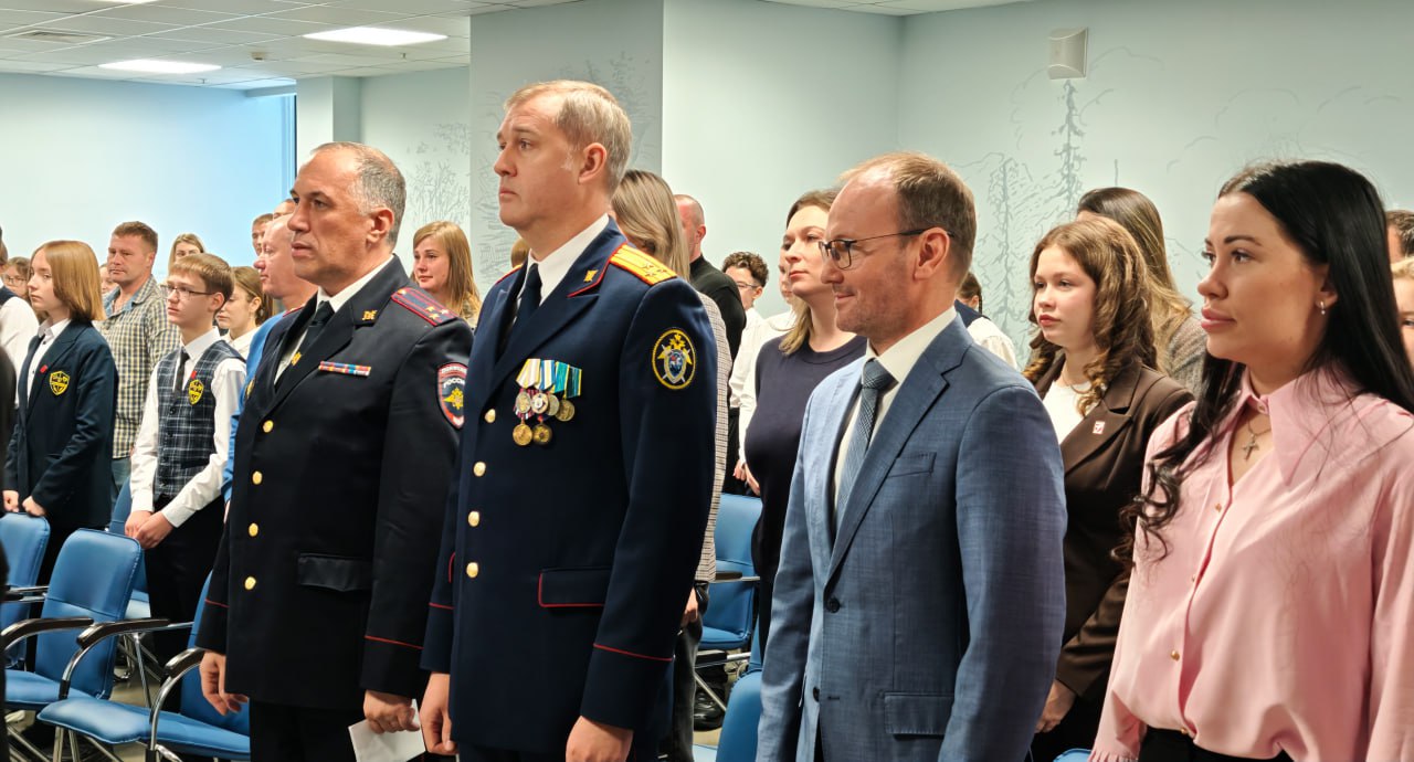 В преддверии Дня Конституции Российской Федерации заместитель руководителя следственного управления СК России по Сахалинской области М.А. Беган принял участие в торжественной церемонии вручения паспортов молодым гражданам... В преддверии Дня Конституции Российской Федерации заместитель руководителя следственного управления СК России по Сахалинской области М.А. Беган принял участие в торжественной церемонии вручения паспортов молодым гражданам...