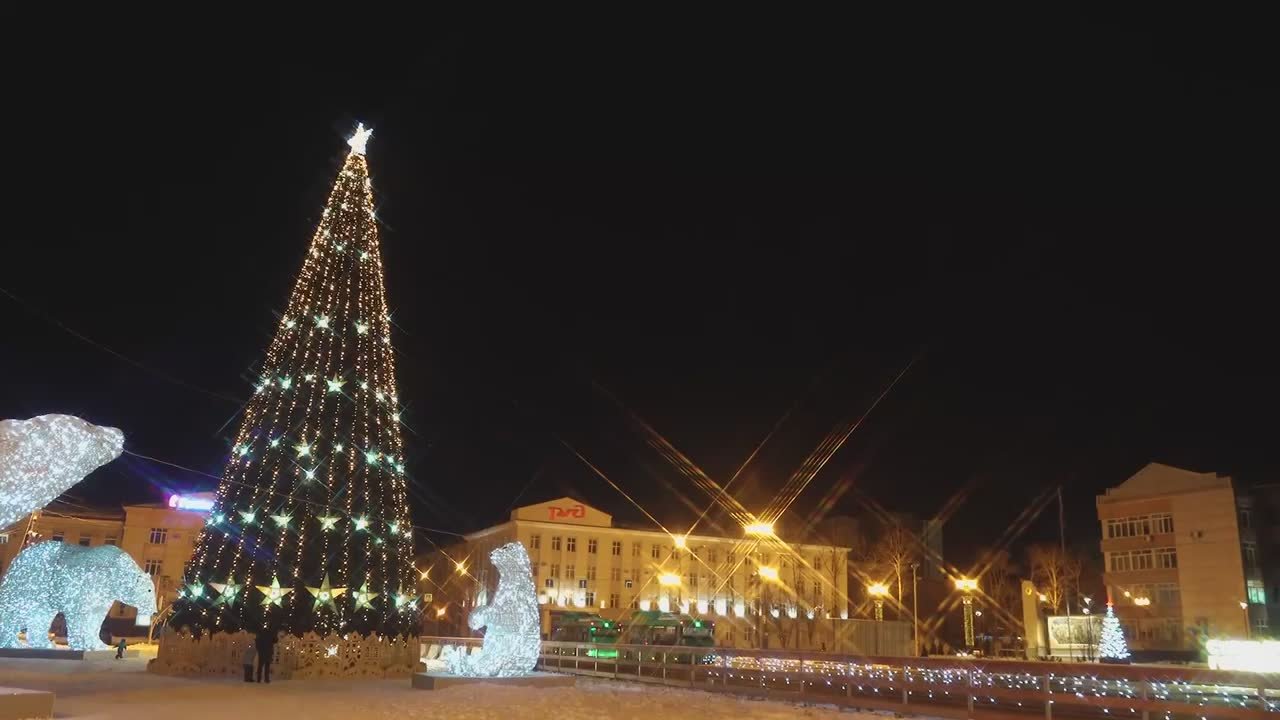 Сергей Надсадин: Друзья! До Нового года осталось меньше трёх недель, и мы продолжаем украшать наш любимый Южно-Сахалинск