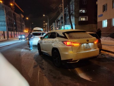 Очевидцев столкновения Toyota Fortuner и Lexus RX450h ищут в Южно-Сахалинске