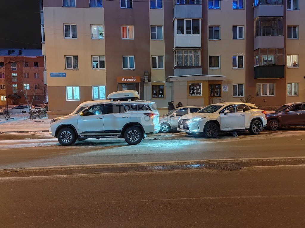 Очевидцев столкновения Toyota Fortuner и Lexus RX450h ищут в Южно-Сахалинске Очевидцев столкновения Toyota Fortuner и Lexus RX450h ищут в Южно-Сахалинске