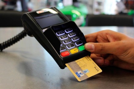 Три дня делал покупки за чужой счёт мужчина из Александровска-Сахалинского