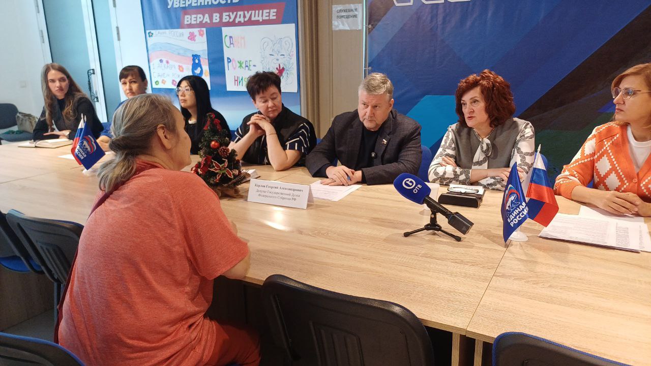 Депутат Георгий Карлов разобрал обращения многодетных матерей на Сахалине