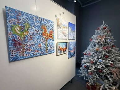 Леденцы на палочке, морозные узоры на стекле и зимние пейзажи Сахалина на картинах островных художников могут увидеть посетители выставки «Творческий сугроб» в Южно-Сахалинске