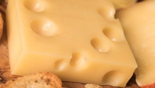 В одном из магазинов Южно-Сахалинска продают сыр, срок годности которого истек четыре месяца назад