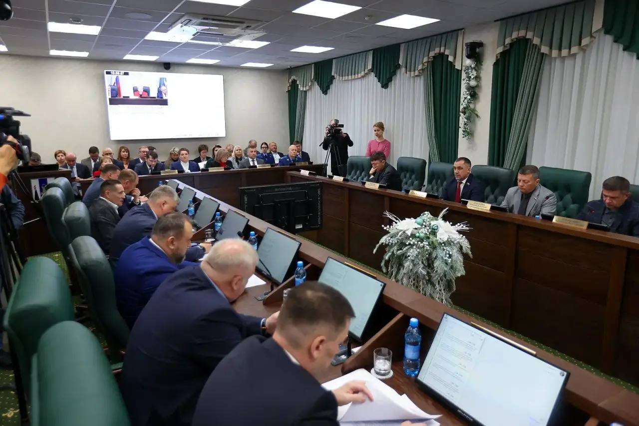 Губернатор Валерий Лимаренко и члены правительства Сахалинской области присоединились к Всероссийской акции «Елка желаний» Губернатор Валерий Лимаренко и члены правительства Сахалинской области присоединились к Всероссийской акции «Елка желаний»