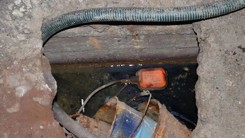 Обращение о затопленном подвале в Холмске отработали после прямой линии губернатора Обращение о затопленном подвале в Холмске отработали после прямой линии губернатора