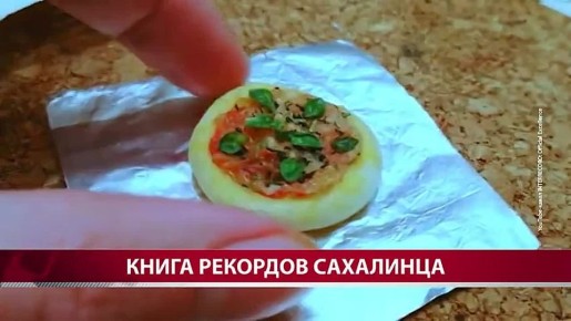 Сахалинский художник впервые в мире нарисовал картину на последнем этаже башен в Куала-Лумпуре