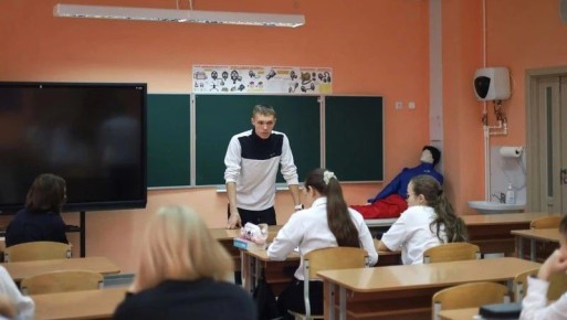 Ветеран спецоперации устроился на работу в школу Корсаковского района