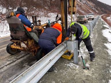 Барьерное ограждение устанавливают на участке трассы между сёлами Калинино и Заветы Ильича