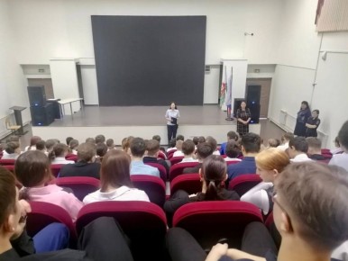 Инспектор по пропаганде БДД Госавтоинспекции Поронайска провела просветительскую беседу для учеников школы N 7 о правилах безопасности дорожного движения на зимней дороге