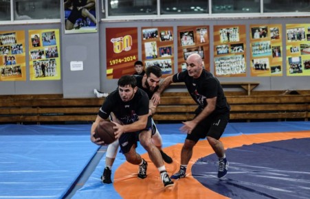 Звезды мировой борьбы сразились в регби на Сахалине