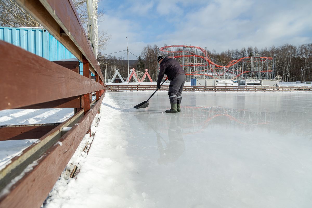 Мэр Южно-Сахалинска проинспектировал подготовку парка к новогодним каникулам Мэр Южно-Сахалинска проинспектировал подготовку парка к новогодним каникулам