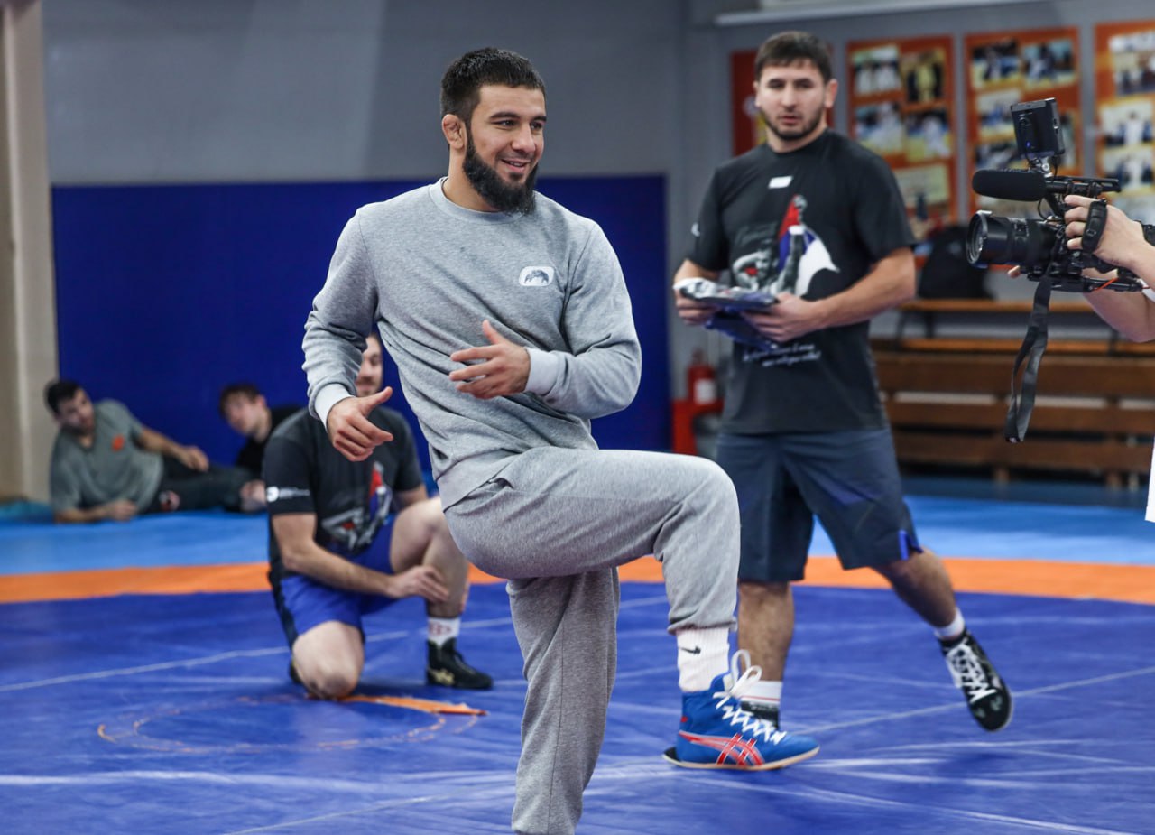 Звезды мировой борьбы сразились в регби на Сахалине Звезды мировой борьбы сразились в регби на Сахалине