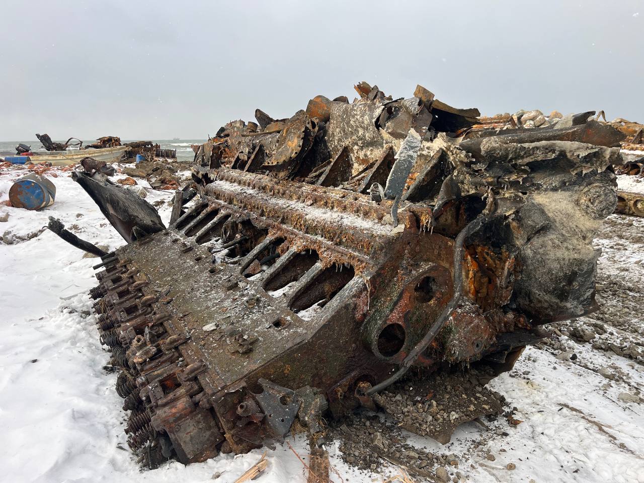 На Сахалине из бухты Лососей удалили шестое затонувшее судно На Сахалине из бухты Лососей удалили шестое затонувшее судно