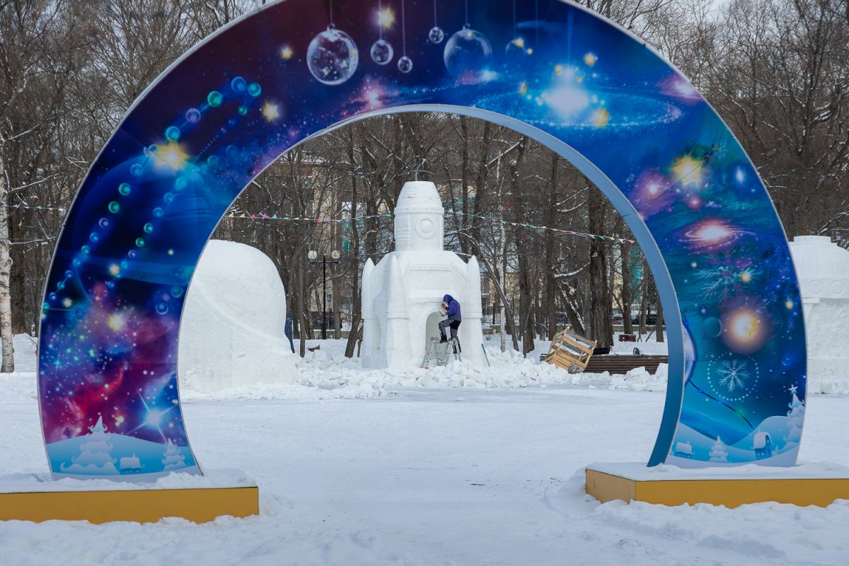 Мэр Южно-Сахалинска проинспектировал подготовку парка к новогодним каникулам Мэр Южно-Сахалинска проинспектировал подготовку парка к новогодним каникулам