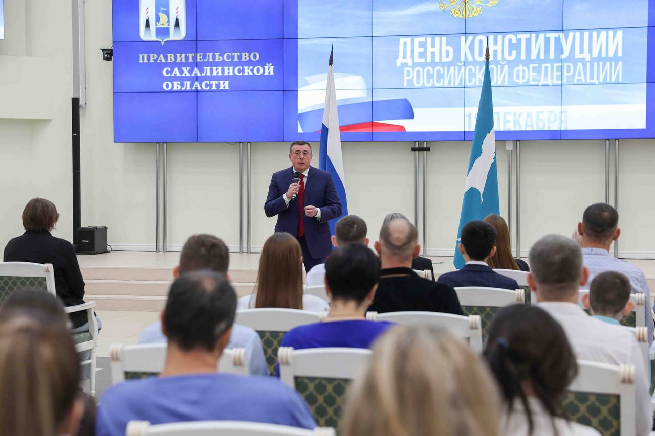 Елена Касьянова вручила паспорта лучшим школьникам Сахалина Елена Касьянова вручила паспорта лучшим школьникам Сахалина