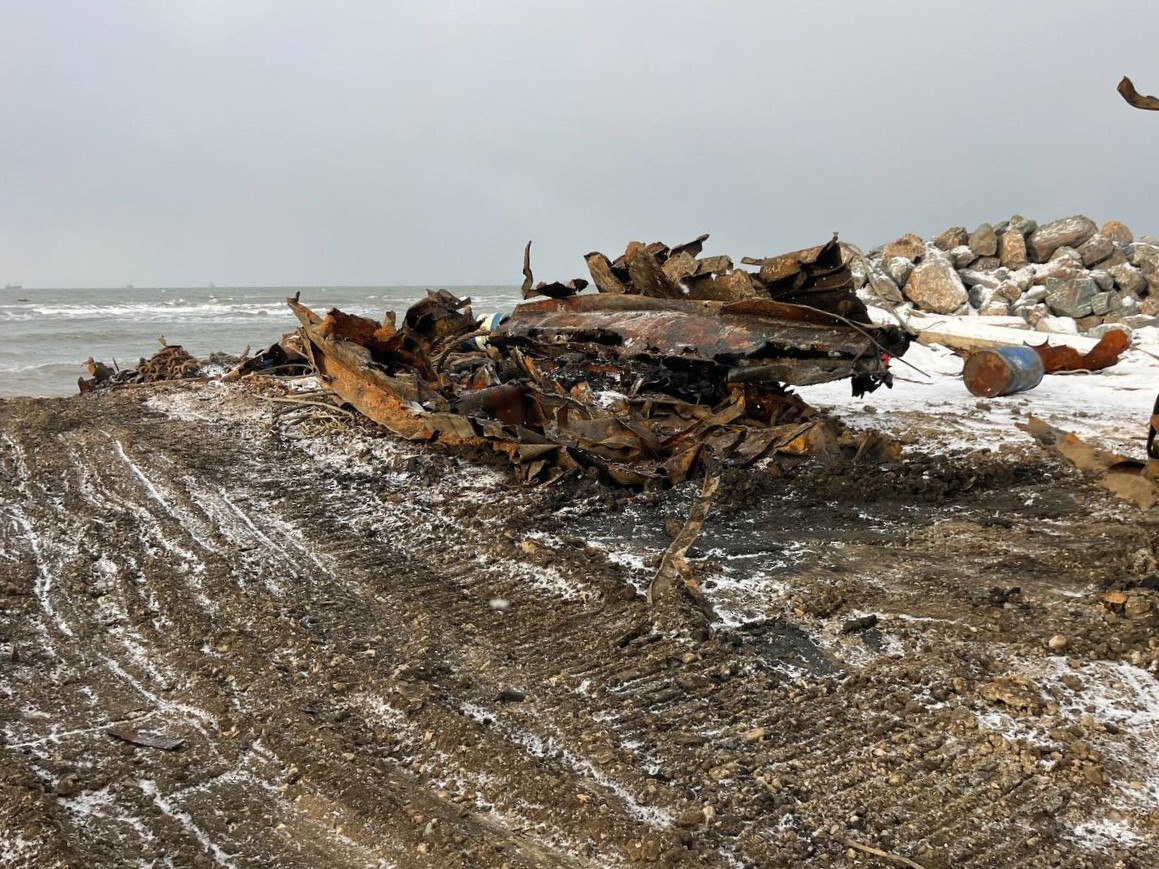 На Сахалине из бухты Лососей удалили шестое затонувшее судно