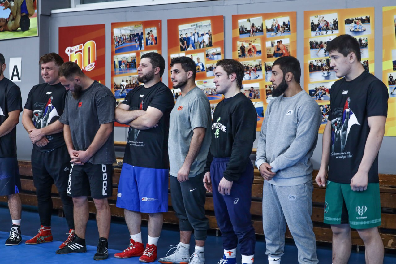 Звезды мировой борьбы сразились в регби на Сахалине Звезды мировой борьбы сразились в регби на Сахалине