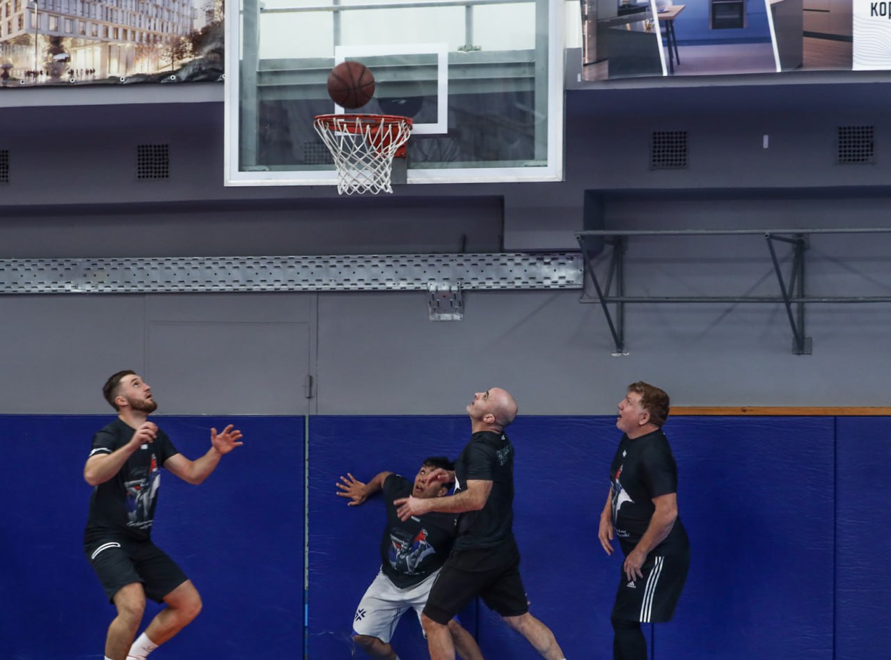 Звезды мировой борьбы сразились в регби на Сахалине Звезды мировой борьбы сразились в регби на Сахалине