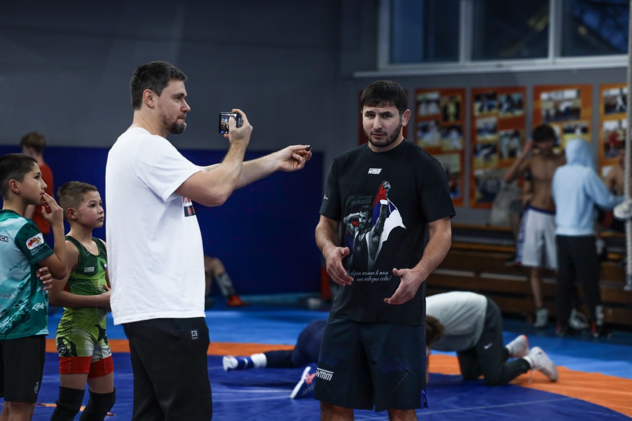 Звезды мировой борьбы сразились в регби на Сахалине Звезды мировой борьбы сразились в регби на Сахалине