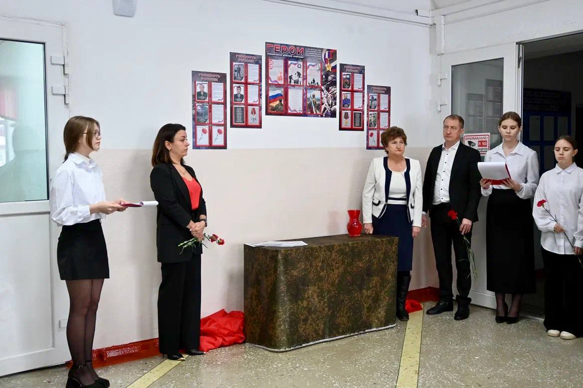 Ирина Савицкая и Алексей Плотников приняли участие в открытии стендов Памяти героям СВО Ирина Савицкая и Алексей Плотников приняли участие в открытии стендов Памяти героям СВО