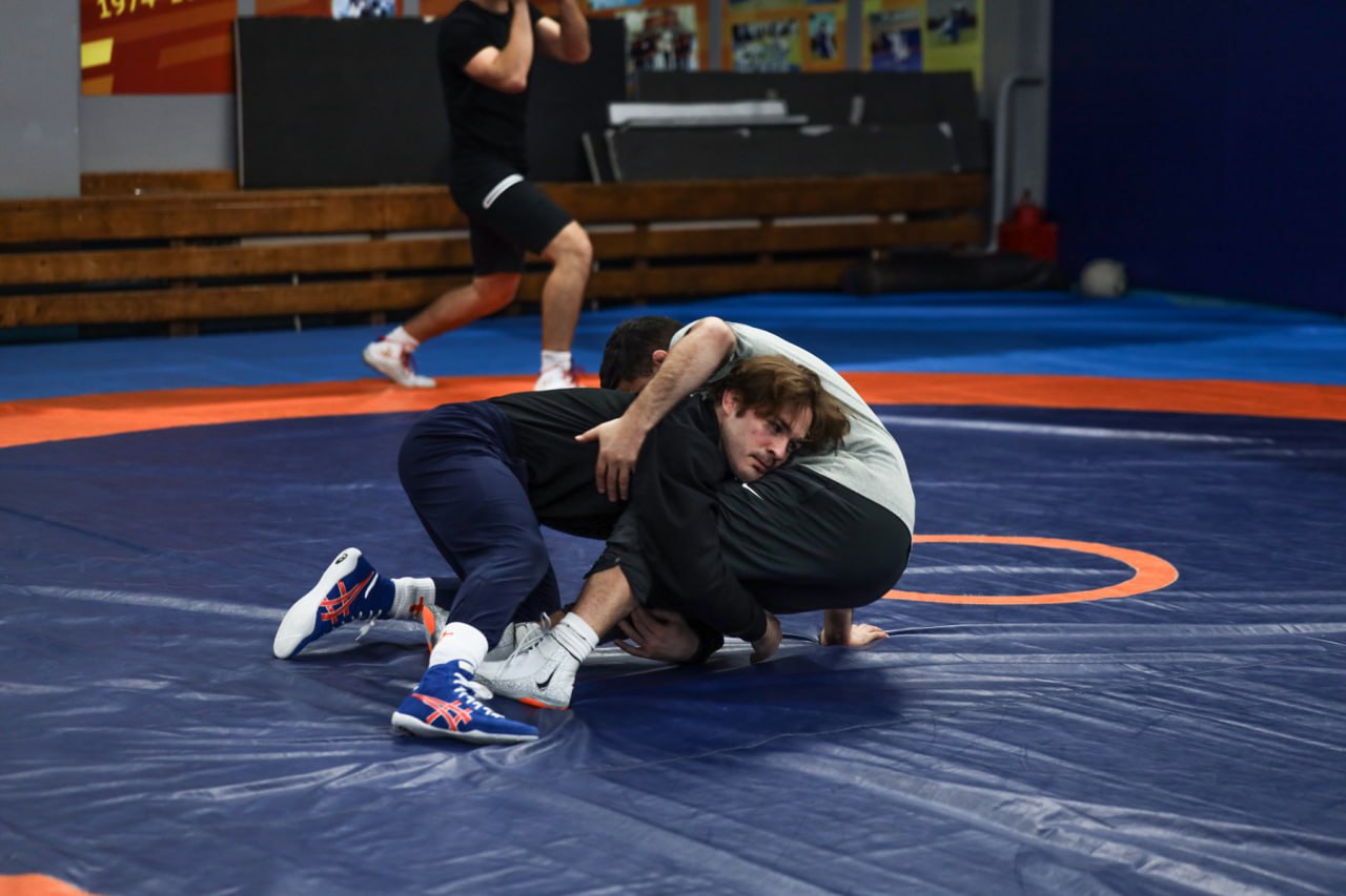 Звезды мировой борьбы сразились в регби на Сахалине Звезды мировой борьбы сразились в регби на Сахалине