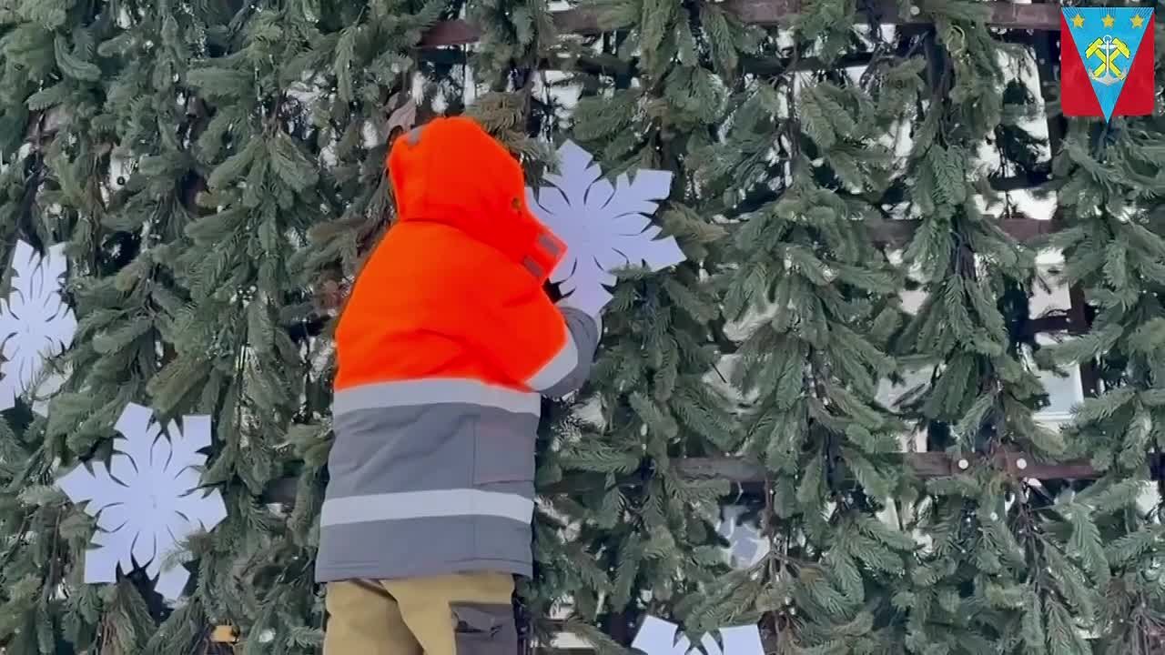 Объемные рукотворные снежинки украсят главную ёлку Углегорска